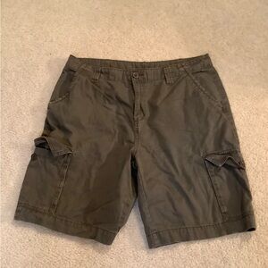 Open Trails Men’s Dark Olive Green Cargo Shorts size 36 vintage retro Y2K.